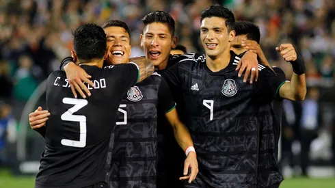 Edson Álvarez celebrando una de las anotaciones de México.