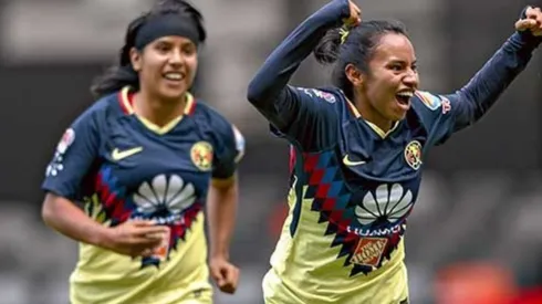 Dayana Cázares celebrando con la playera del América.
