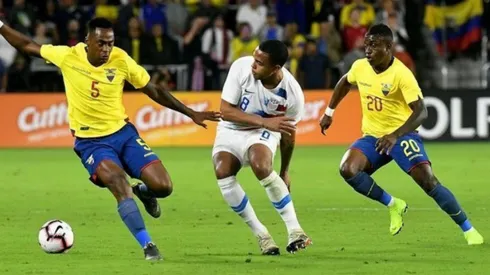 Renato Ibarra enfrentando a Estados Unidos.