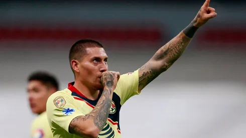 Nico Castillo se fotografió con 2 niños del América en San Diego.