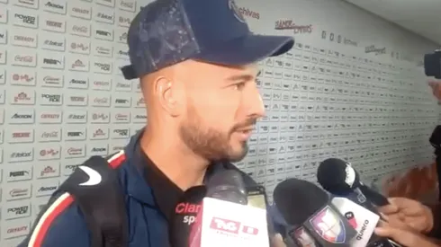 Emanuel Aguilera dialogando con los medios de comunicación.