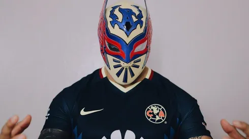 Sin Cara con la playera del América.