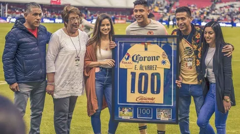Edson Álvarez con su playera de los 100 partidos.
