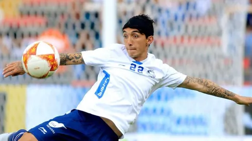 Omar Fernández con la playera de Puebla.
