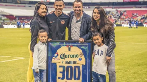 Paul Aguilar recibiendo la playera especial.