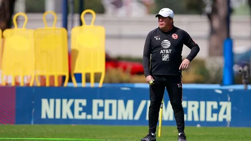 El Piojo Herrera piensa en el equipo titular para enfrentar a Puebla.