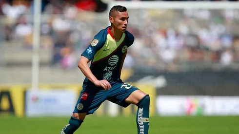 Paul Aguilar enfrentando a Pumas.