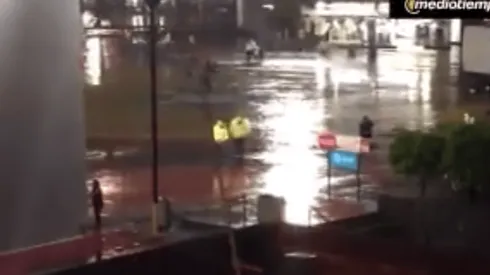 Aficionados llegando al Azteca.