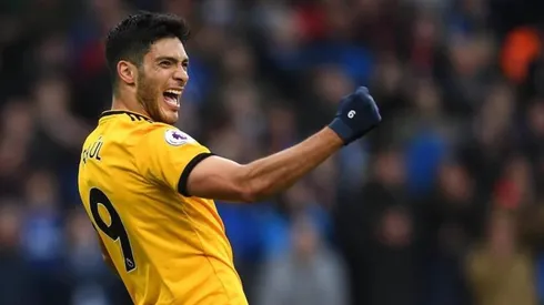 Raúl Jiménez celebrando su anotación ayer.