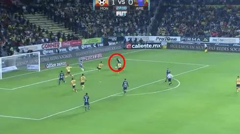 Renato Ibarra en la jugada ante Morelia.