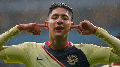 Edson Álvarez celebrando su gol.