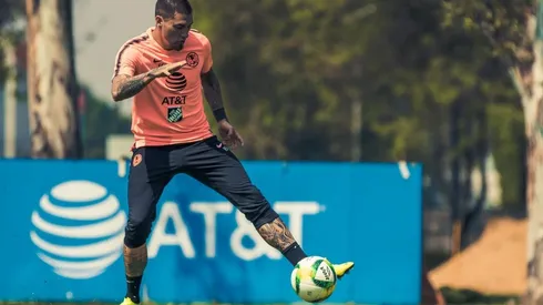 Nico Castillo se quedó practicando remates en Coapa.