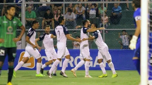 Cecilio Domínguez celebrando su gol con Independiente.