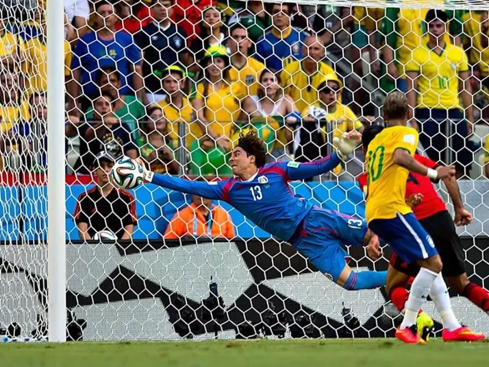 FIFA felicitó a Ochoa por años como profesional con un vídeo muy emotivo