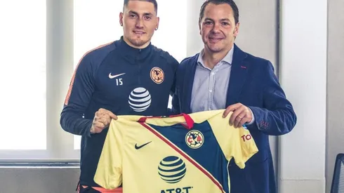 El delantero internacional chileno fue presentado este lunes como refuerzo