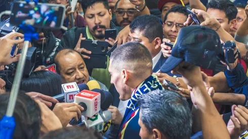 No pudieron amagar la gran bienvenida al delantero