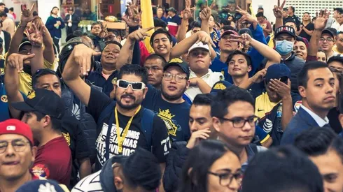 La afición azulcrema recibió a Nico Castillo en el aeropuerto.