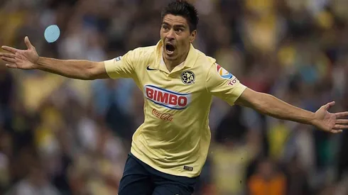 Goltz festejando un tanto con la playera del Más Grande