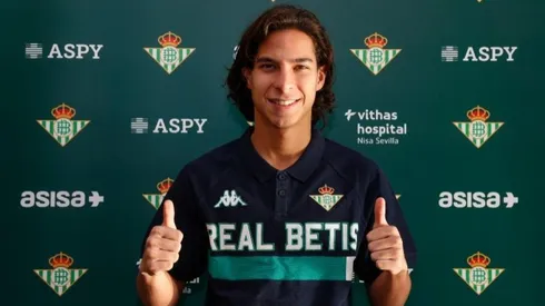 Lainez ya posó como jugador de Betis.