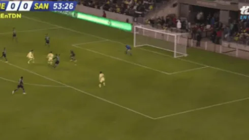 Fernando González anota el 1-0 parcial de América sobre Santos Laguna.