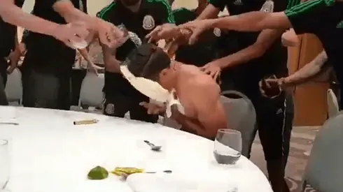 También le arrojaron bebida