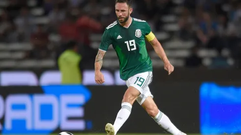 El Negro Santos cargó con todo contra Miguel Layún.