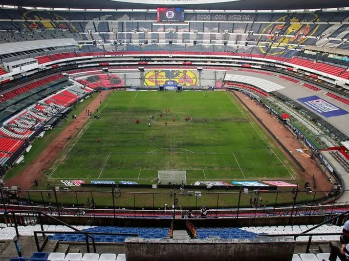 "Vaya tomada de pelo a la gente del Azteca": Fernando Schwartz por estado de la cancha