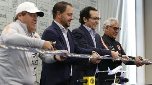 Directiva y cuerpo técnico cortaron el listón de la nueva sala de prensa.