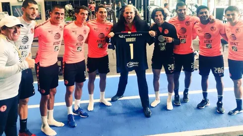 El luchador de la WWE visitó a las Águilas en Coapa.