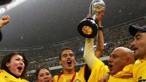 Diego Reyes fue uno de los primeros en felicitar al club