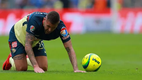 Ménez sufrió un corte en los ligamentos de su rodilla izquierda