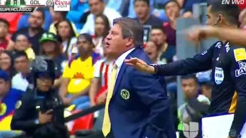 Miguel Herrera y el árbitro discutieron largos minutos.