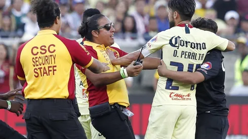 Oribe Peralta ayudó a un espontáneo en el Memorial Coliseum de Los Ángeles.