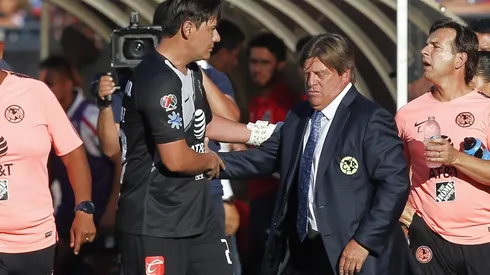 Moisés Muñoz saludó a Miguel Herrera al salir de la cancha en su despedida.