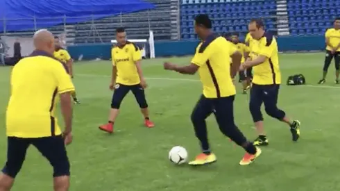 Leyendas del América disputaron partido entre si en el Estadio Azul.