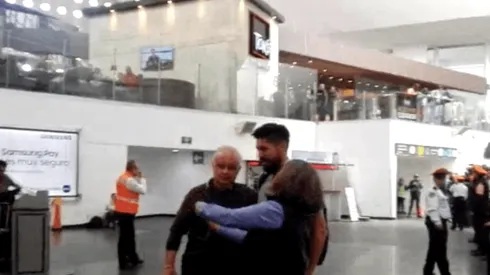 Oribe Peralta se fotografió con los aficionados del América en el aeropuerto.