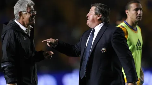 ¿AMIGOS? Los palazos de Miguel molestaron al brasileño.