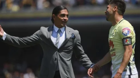 ES ÉL. Paco ve a los azulcremas y tiembla.