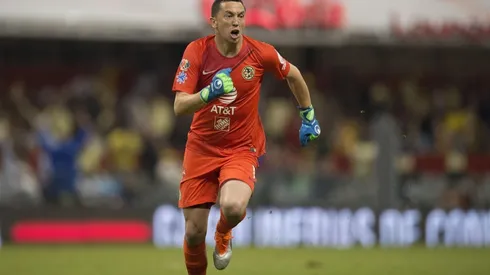 CON TODO. El 1 celebró con la afición el gol de Henry a Pumas.