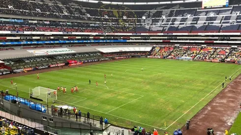 El nuevo césped del Estadio Azteca no luce en condiciones óptimas.