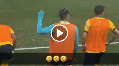 El Chicote no fue titular, pero resaltó con un gesto en la banda del campo.