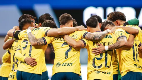 El conjunto azulcrema acertó con este accesorio.