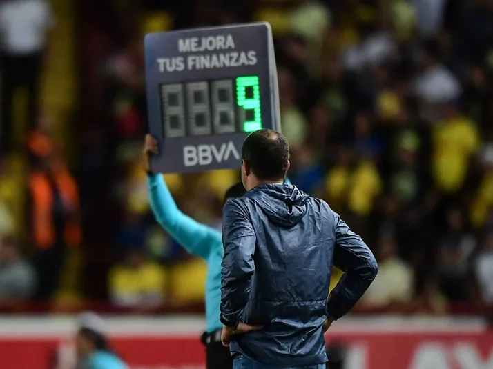 Ex árbitro explica los minutos que agregan en los partidos del América