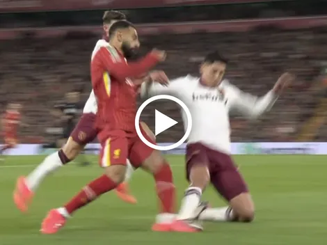 La dura entrada de Edson Álvarez a Salah por la que fue expulsado en Carabao Cup