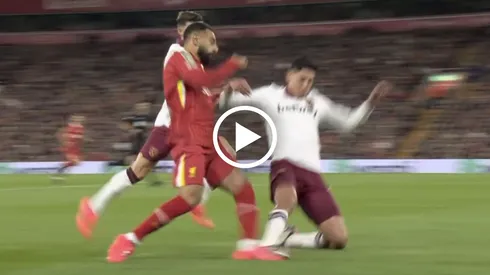 La dura entrada de Edson Álvarez a Salah por la que fue expulsado en Carabao Cup