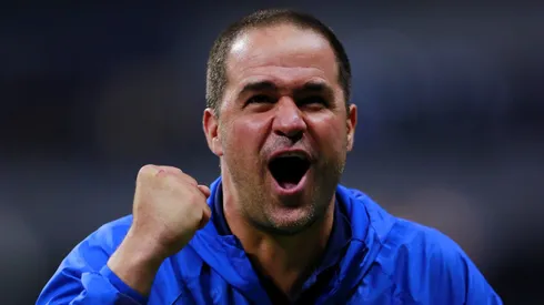 André Jardine se arriesga con su once inicial.