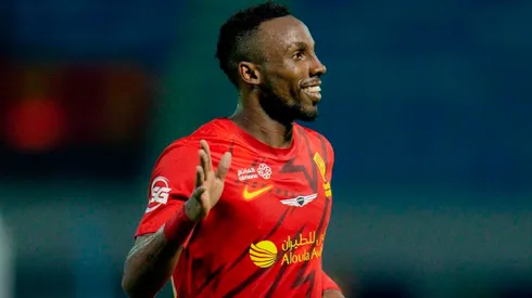 Julián Quiñones está rodeado de estrellas.