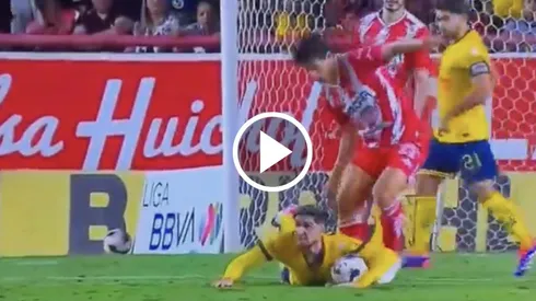 Diego Valdés fue derribado en el área, pero no se marcó penalti