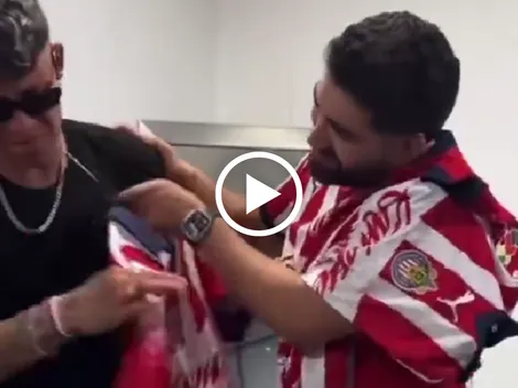 Chicote Calderón rechaza playera de Chivas de manera épica y recalca su americanismo