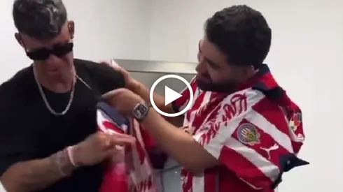 Chicote Calderón rechaza playera de Chivas de manera épica y recalca su americanismo